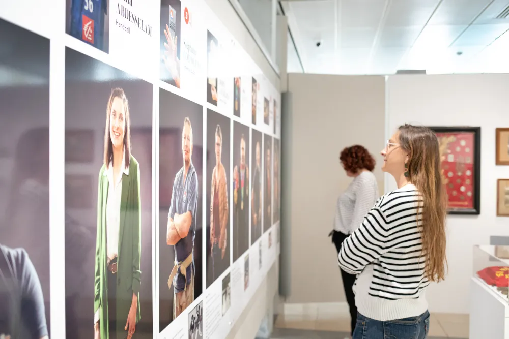 Deux femmes face à des panneaux d'exposition