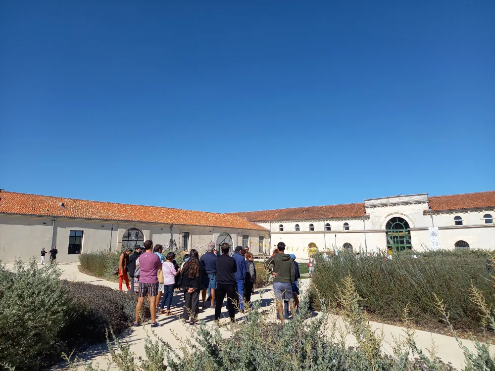 Groupe de personnes en visite guidée