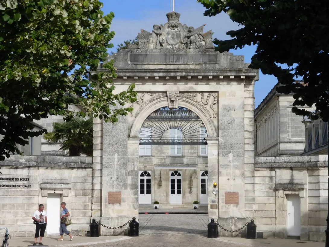 Portail d'entrée en pierre décoré