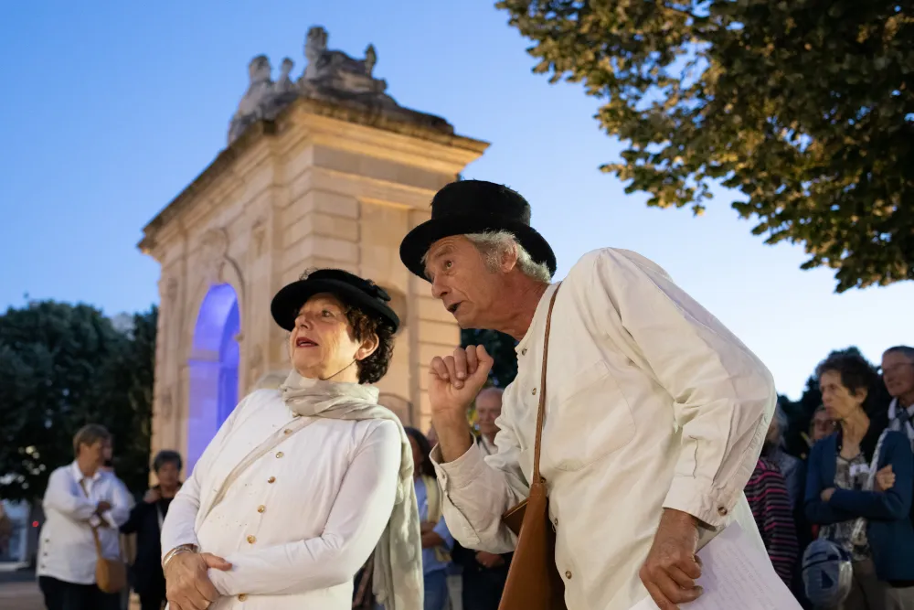 2 personnes devant la fontaine place colbert