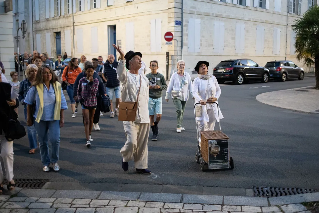 Comédiens dans la rue faisant la Noctambulation
