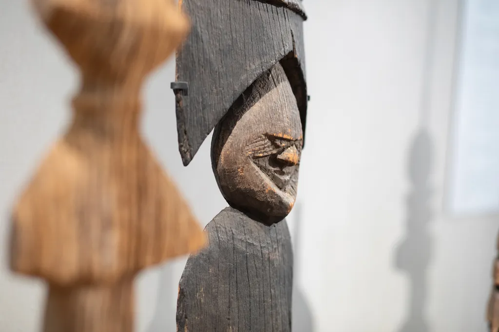 Deux flèches faîtières kanak en bois 