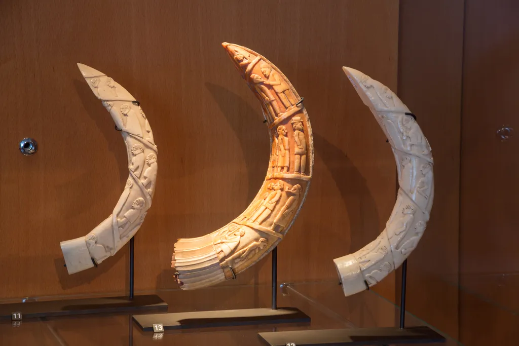 Trois dents d'hippopotames sculptées