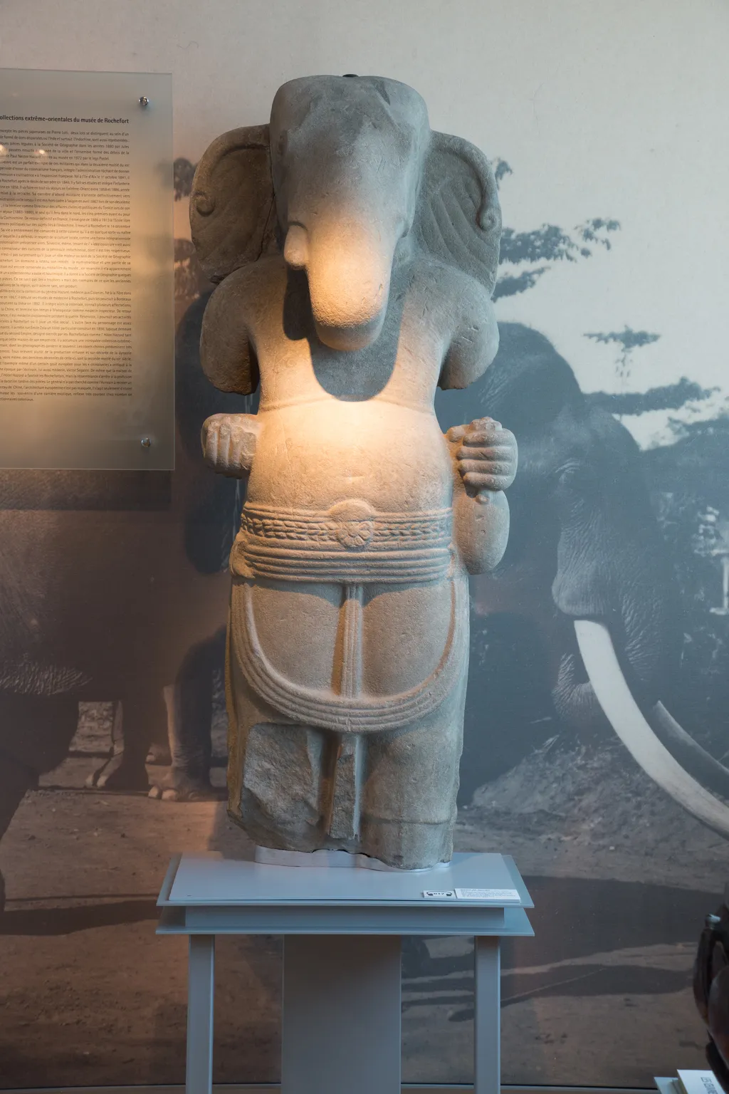 statue de culte, dieu à tête d'éléphant, Ganesh, en pierre