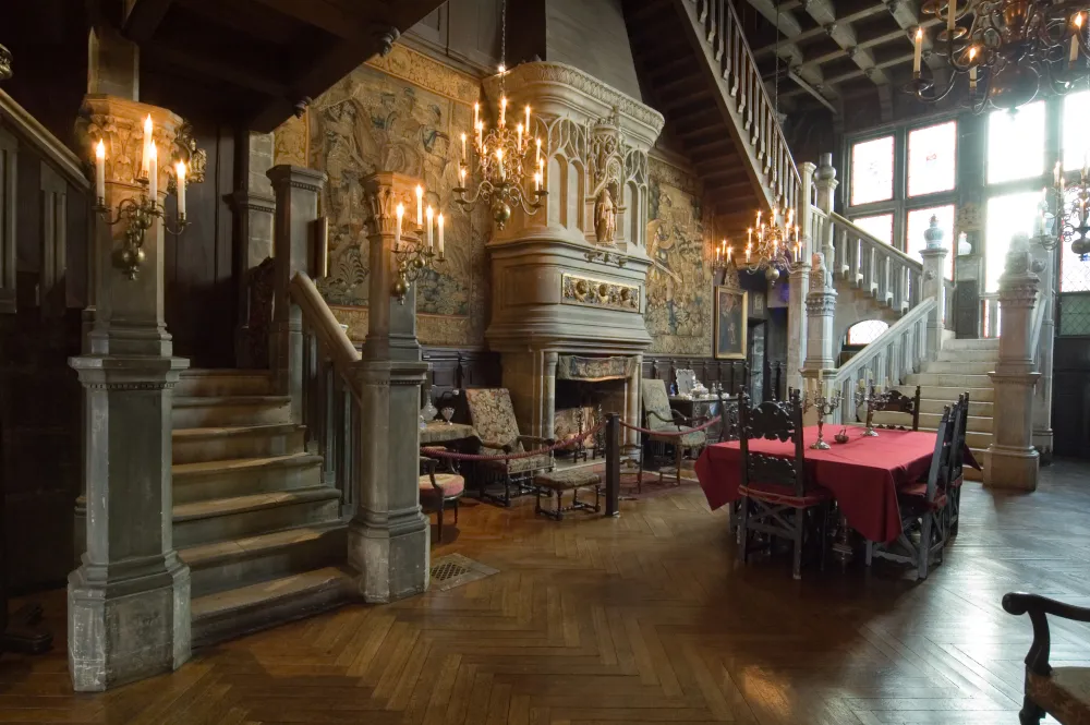 Vue d'une salle dans un décor renaissance