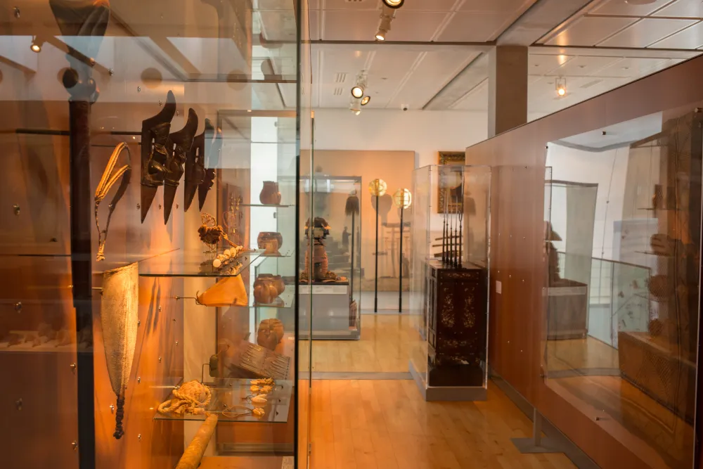 Vue intérieure du musée, une vitrine en premier plan