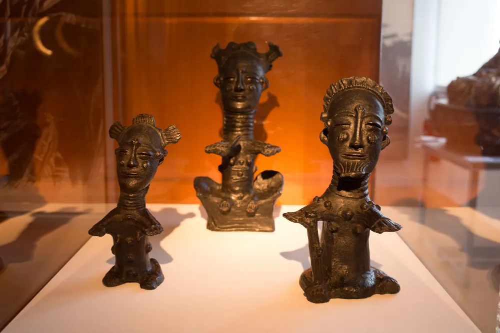 3 petites stauettes africaine en bois 